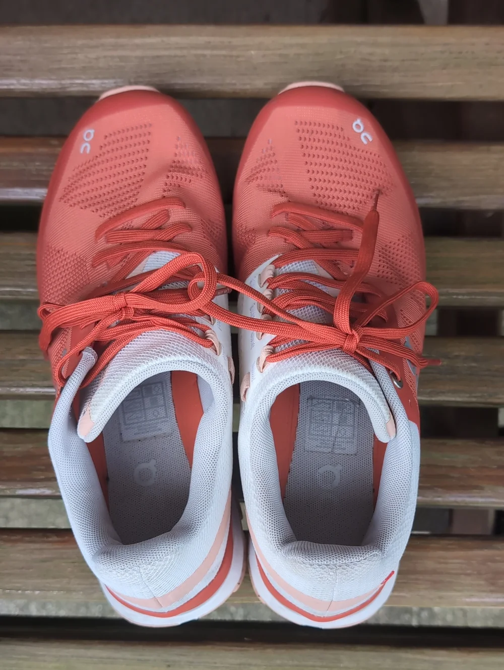 On Running Women's Cloudsurfer 6 Size 9
